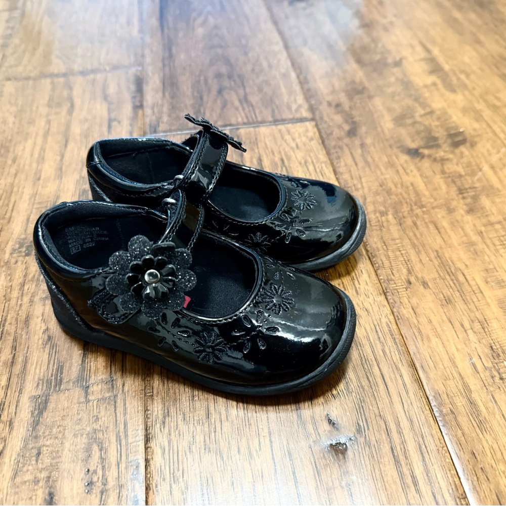 Elegant Black Floral Kids Dress Shoes size 6
